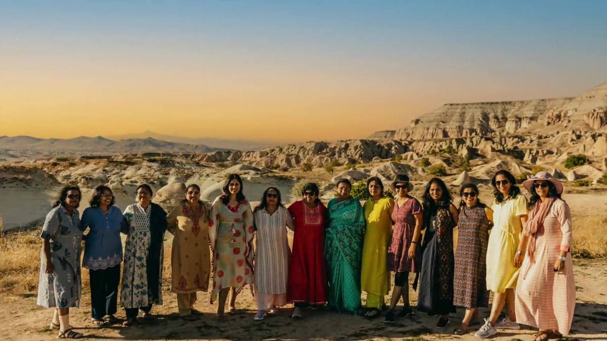 A group of friends at sunset in Cappadocia, Türkiye